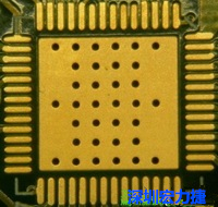 這是最不好的通孔設(shè)計，貫穿通孔直接擺放于QFN的接地散熱墊上，制造上無法確保其錫量，也就無法確保焊接良好。