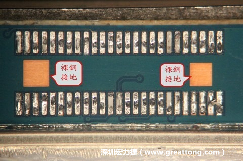 把板對(duì)板連接器全部移除，發(fā)現(xiàn)其下方板子共有兩個(gè)裸銅的方形設(shè)計(jì)。