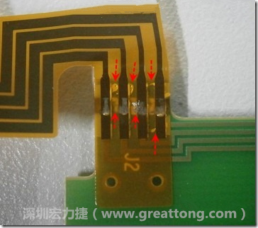 這張圖所顯示的,PCBA工廠實(shí)際進(jìn)行HotBar(熱壓熔錫焊接)焊接的時(shí)候,經(jīng)常會(huì)出現(xiàn)這類焊墊之間短路的問題,下面的圖示為比較嚴(yán)重的案例,大部分都只有部份溢錫,但這對品質(zhì)信賴杜已經(jīng)產(chǎn)生了及大的為害,既使現(xiàn)在測試沒有出現(xiàn)問題,難保在高溫膏濕的環(huán)境下不會(huì)出現(xiàn)電子遷移(Electromigration)的現(xiàn)象。