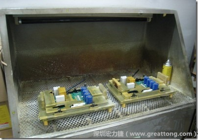 使用噴涂(Spraying)方式作業(yè)conformal coating時，需設(shè)備抽真空的設(shè)備，否則噴涂的物質(zhì)會飄散到空氣當(dāng)中，影響人體的健康。