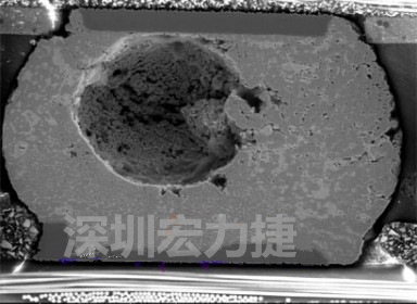 錫球氣泡大到足以影響到焊接的品質(zhì)，下圖是錫球切片后的剖面，可以很明顯看到氣泡已經(jīng)有錫球的 1/3 大了