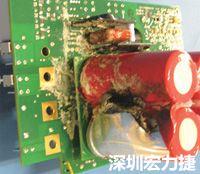 元件選擇不當(dāng)導(dǎo)致大量電流或電壓流經(jīng)電路，將會(huì)發(fā)生像這個(gè)燒融電容器的損壞情形。