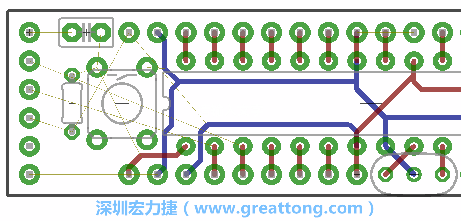 到目前為止，你應(yīng)該只剩下四個(gè)部分還未進(jìn)行布線，10K重置上拉電阻器、重置電容和1×6的序列排針。