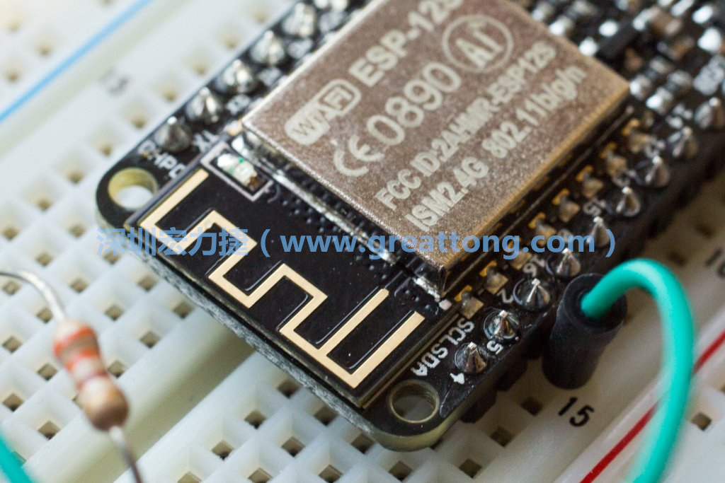 Adafruit Feather板上的無線電天線。
