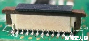 一開(kāi)始的 connector 把 塑膠蓋子(cap) 塞到了 connector 的接觸彈片內(nèi)側(cè)。